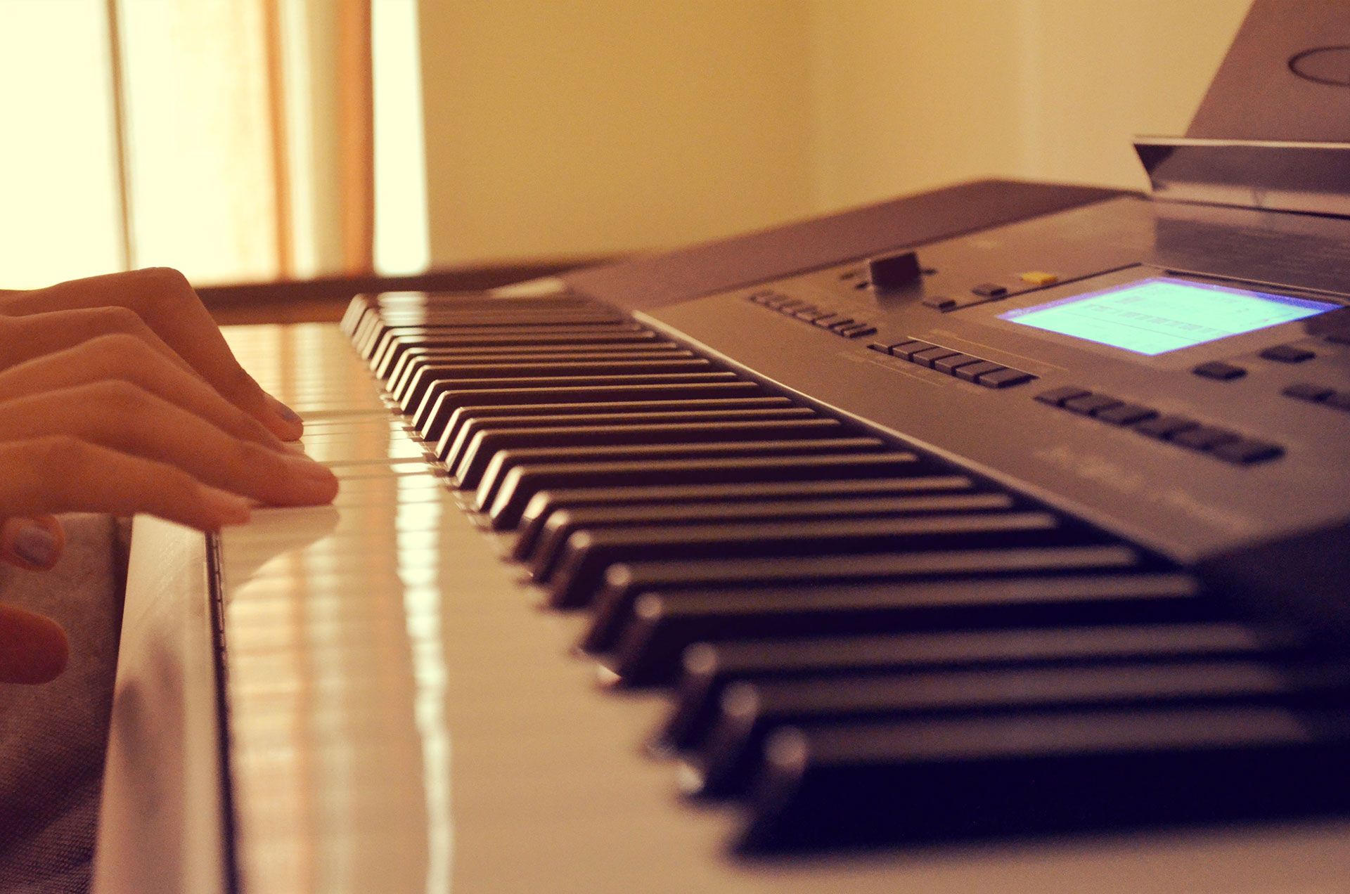 Музыка игра на фортепиано. Игра на фортепиано. Игра на фортепьяно. Клавиш музыкальный. Игра на пианино руки.