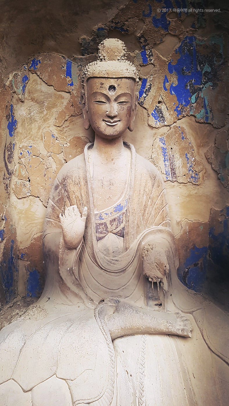 맥적산 석굴의 석상1