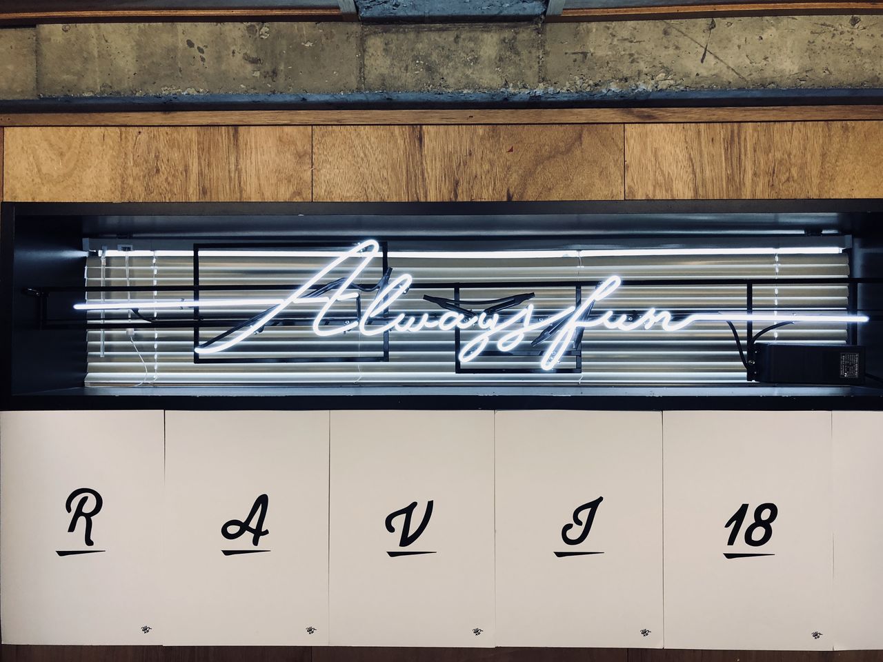 NEON SIGN "2018"