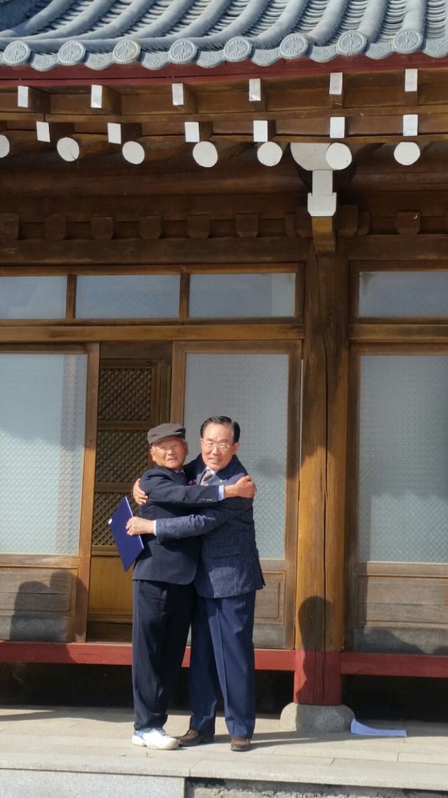 진환회장님과 창범회장님의 뜨거운 포옹