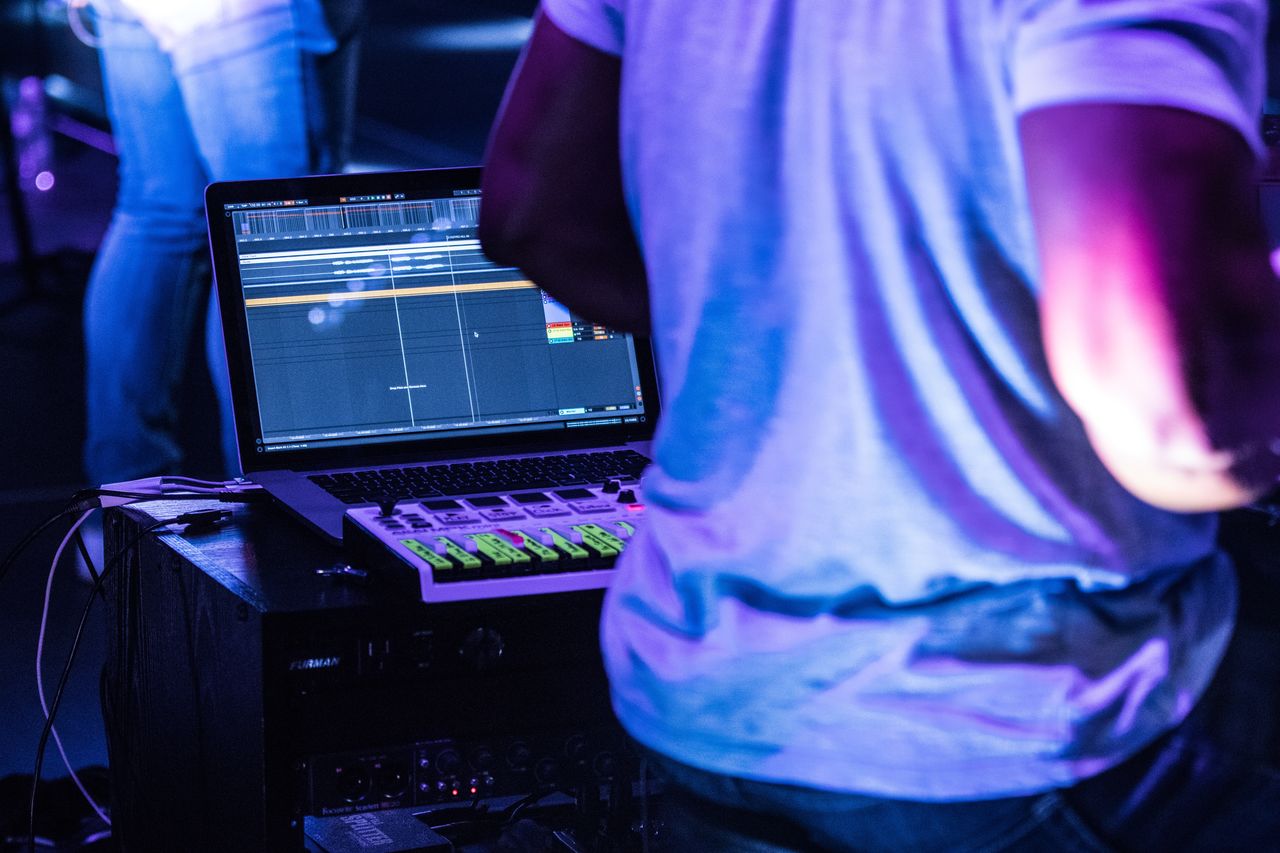 News from 'His Entertainment'<br><button style="width:200px; height:45px; border:1px solid #fff; background:0; border-radius:0; margin-top:30px;">Board</button>