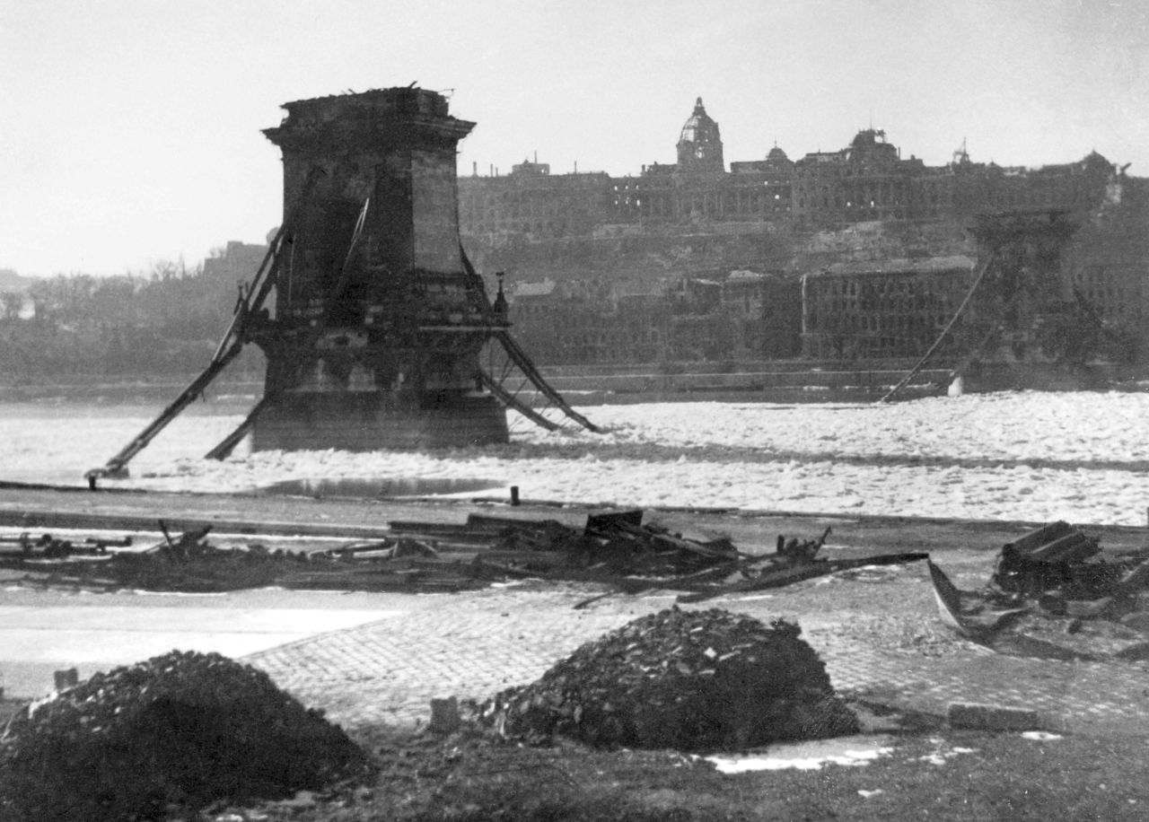 독일군에 의해 폭파된 세체니 다리