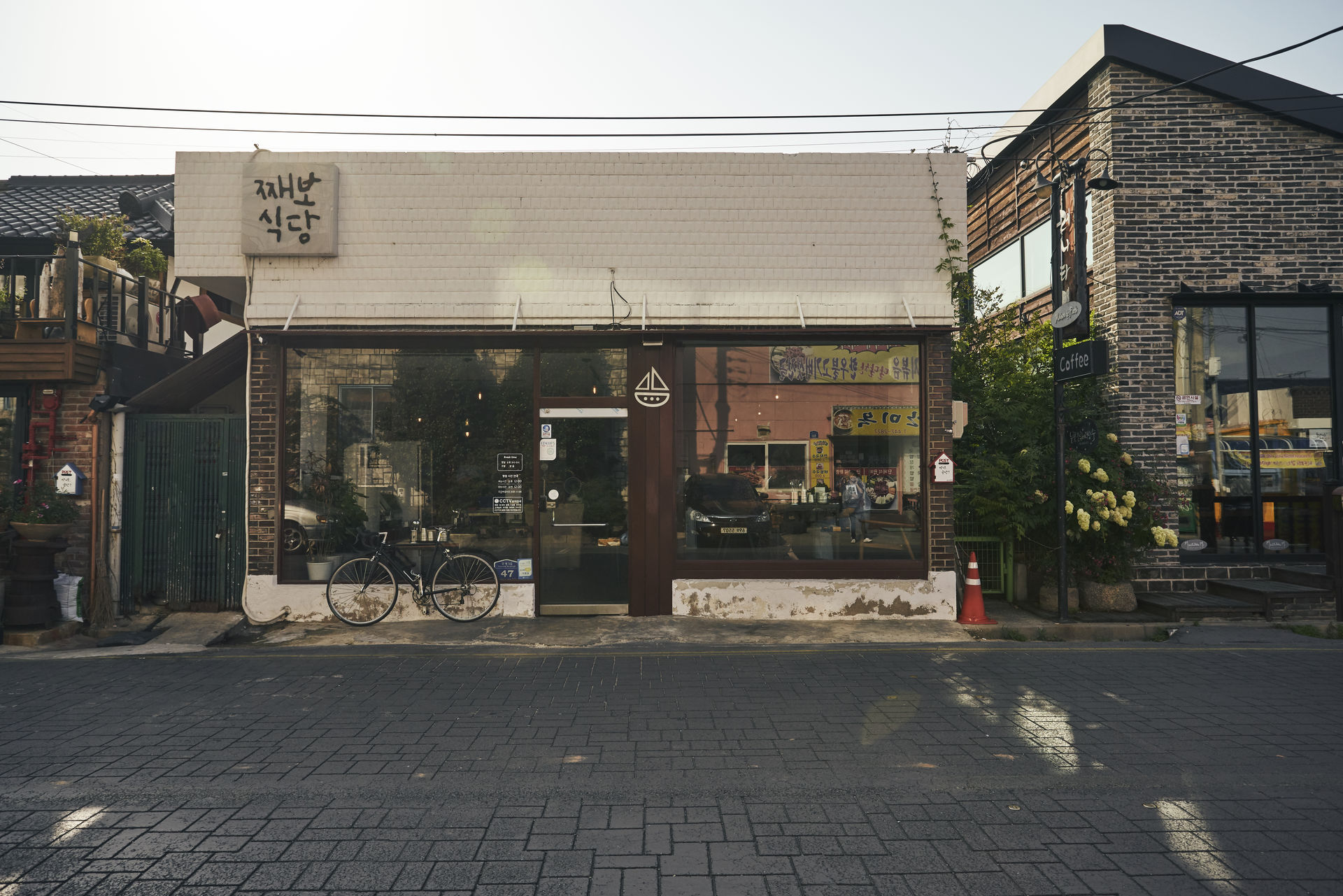 <span style="color: rgb(102, 102, 102); font-size: 11px; border-bottom:1px solid #999;">정기휴일, 매주 월요일</span>