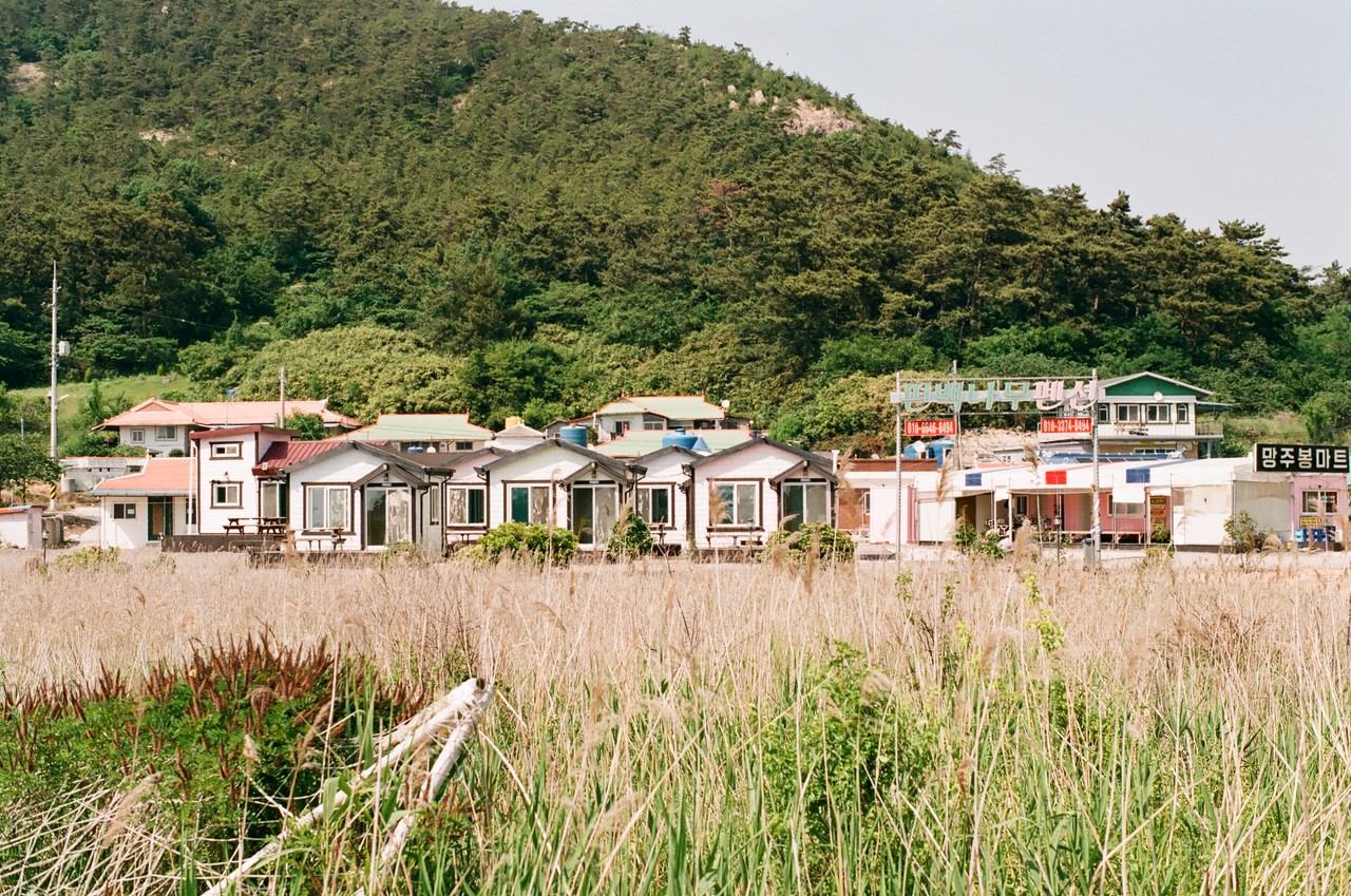 #6. 섬의 안쪽에는 작은 마을이 있고, 군데 군데 여행자를 위한 펜션도 있다. 다음 번에는 친구들과 여럿이 함께 놀러오는 것도 즐겁겠다는 생각을 하면서 더 안쪽으로.
