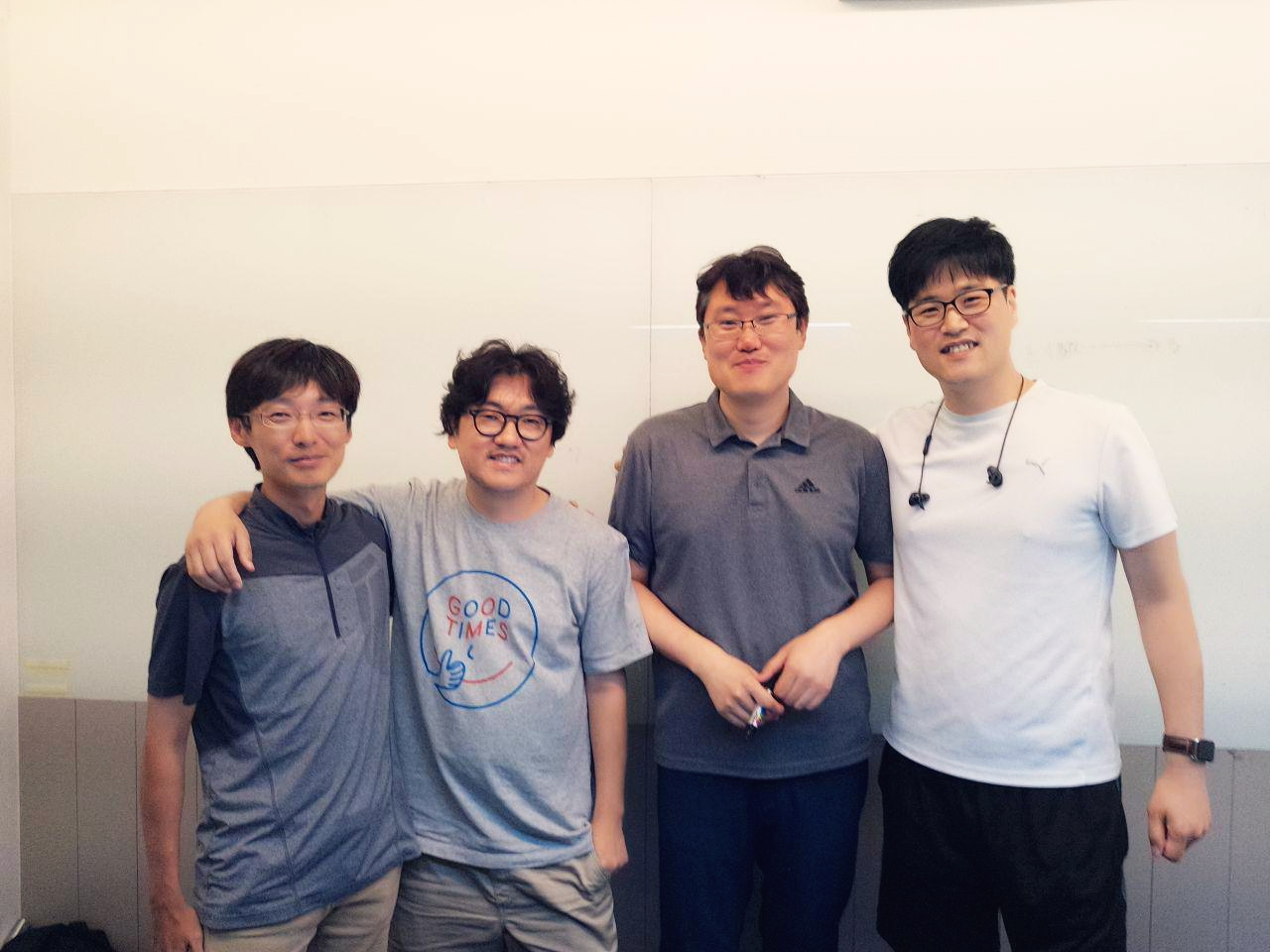 ํญ์ ํ๊ธฐ์ฐฌ dsrv labs ๋ฉค๋ฒ๋ถ๋ค - ์ผ์ชฝ๋ถํฐ ํ๊ท, ์ง์ค, ์ข
ํธ, ์ข
๊ด๋