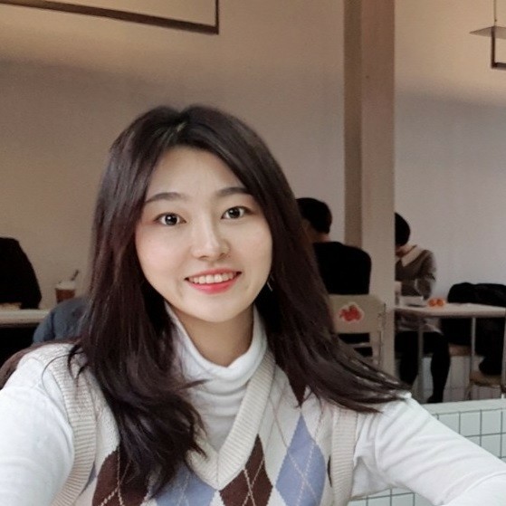 "마케터 취업에 필요한 모든 게 여기 있었어요"<br>- Winter Course 김보라 님<br><br>요새는 경력같은 신입이 되어야 취업할 수 있다고 하잖아요. 최신 실무 지식, 자소서, 포트폴리오, 인턴 경험, 실제 프로젝트 참여까지. 디마에 윈터코스 시작하면서 정말 이 걸 두 달 만에 다 준비할 수 있을지, 반신반의했는데, 정말 철저하게 관리해주시더라고요. 기본 프로그램도 좋았지만, 특히 전담 멘토님이 언니처럼 한 사람 한 사람 섬세하게 케어해주시는 게 정말 신의 한 수였던 것 같아요. 이제 뷰티테크 스타트업에서 디지털 마케터로 새로 시작합니다. 디마에를 선택한 것, 올해 제가 가장 잘한 선택인 것 같아요.<br><br>