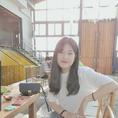 "제일 부담스러웠던 포트폴리오가 이제는 강점"<br>-Winter Course 김수인 님<br><br>지원한 곳에서 절반은 서류 전형에서 떨어지고, 그나마 면접까지 간 곳에서도 탈락하고… 꼼꼼한 분석없이 썼던 이력서와 자기소개서부터 문제였어요. 포트폴리오는 당연히 꿈도 못꿨죠. 디마에에서 실제 프로젝트를 진행하며 포트폴리오를 완성해 가는 과정은 정말 신세계예요. 저는 대수롭지 않게 넘기던 그 작은 단서들이 사실은 저를 빛나게 해줄 요소들이었다니. 1:1 심화 멘토링 회차가 더해질 수록 제 눈에 보이지 않던 강점들이 생겨나는 느낌이었어요. 서류에서 떨어지던 제가 결국 새 포트폴리오로 취업했다니까요. 예전의 저처럼 혼자 끙끙 앓고 있는 분들께 디마에를 꼭 추천드리고 싶어요.<br><br>