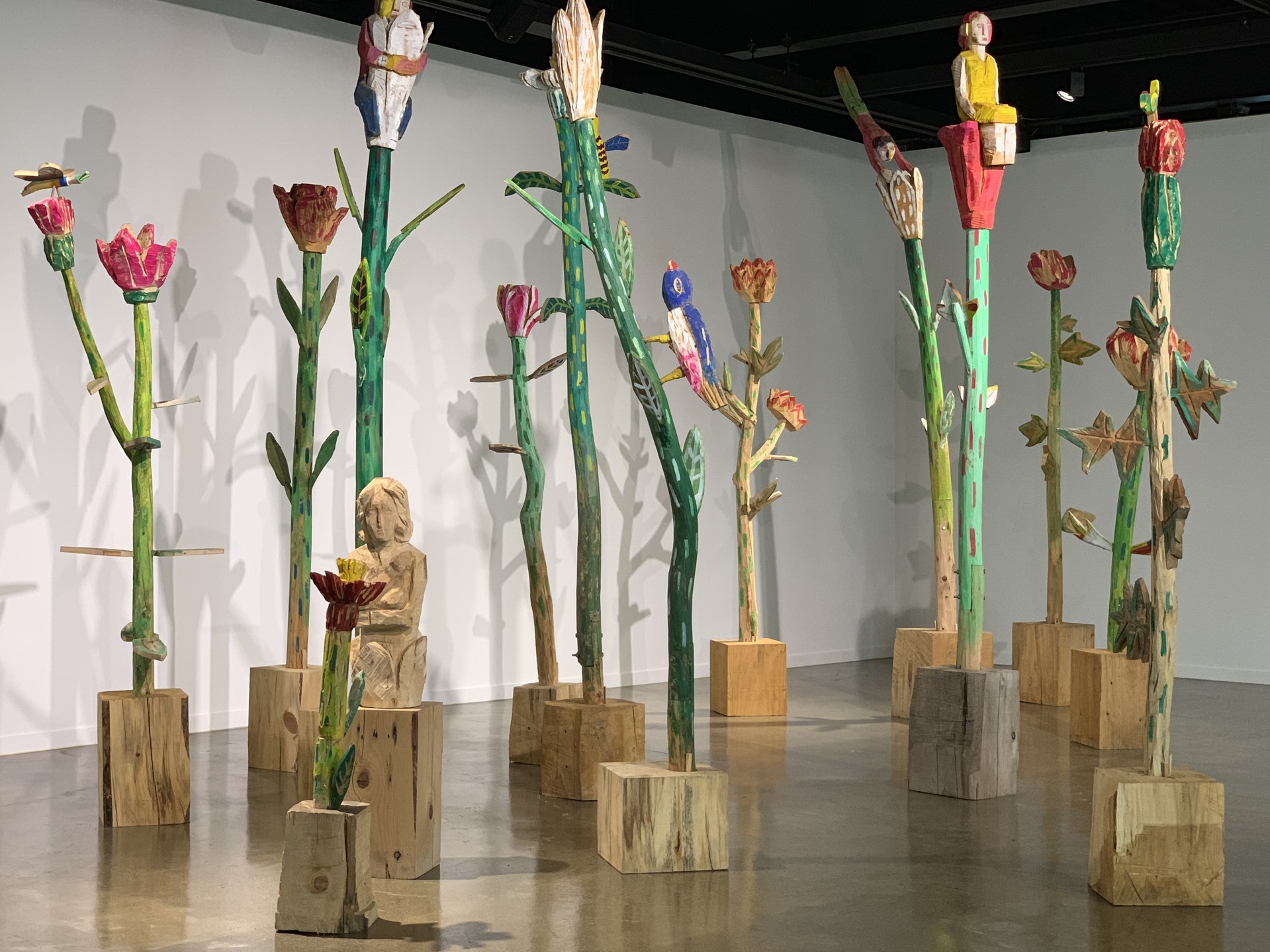 꽃밭에 놀다, 10×4.4×3.8m 가변설치, 나무에 채색, 2010_2019