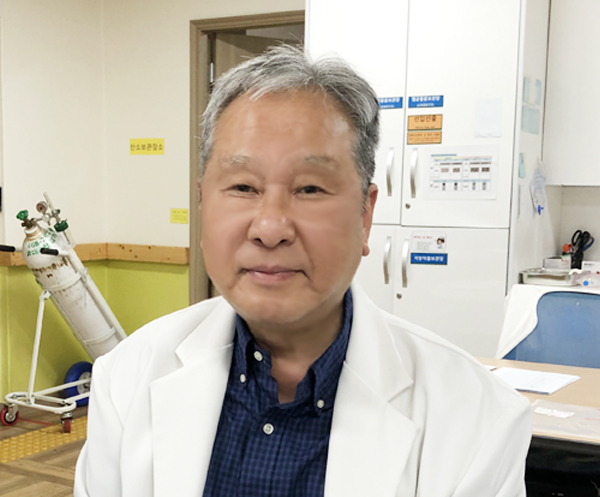 <div style="border: 1px solid #f2f2f2; margin:0px; padding:14px;background-color: #f7f7f7; text-align:left;"><h5 style="text-align: left;"><strong>박광수 원장&nbsp;</strong></h5><br> <p>서울대학교 의과대학교 졸업 <br>산부인과 전문의 <br>카톨릭의대 산부인과 조교수 역임 <br>박광수산부인과 개원 <br>남원 다사랑요양병원<br>전주 해맑은요양병원<br>여수 은혜요양병원</p></div>