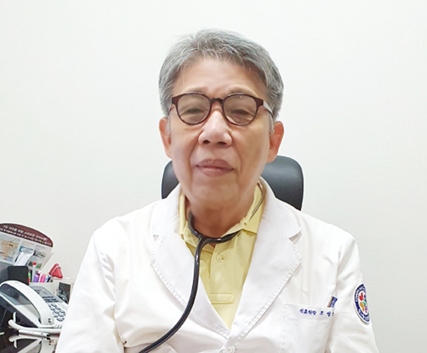 <div style="border: 1px solid #f2f2f2; margin:0px; padding:15px;background-color: #f7f7f7; text-align:left;"><h5 style="text-align: left;"><strong>조성억 원장&nbsp;</strong></h5><br> <p>고려대학교 의과대학 졸업 <br>보건학 박사 <br>서울시 의약과장 <br>서울시 강북구 보건소장 <br>고려대학교 의과대학 외래교수</p><br><br></div>