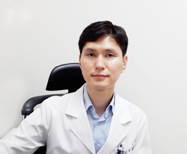 <div style="border: 1px solid #f2f2f2; margin:0px; padding:20px;background-color: #f7f7f7; text-align:left;"><h5 style="text-align: left;"><strong>김정현 원장&nbsp;</strong></h5> <br> <p>경원대학교 한의학과 졸엄<br>청주시 노인전문병원 한방과장<br>인천 뿌리요양원병원 한방과장<br>부산 해인요양병원 당직과장<p><br><br></p></div>