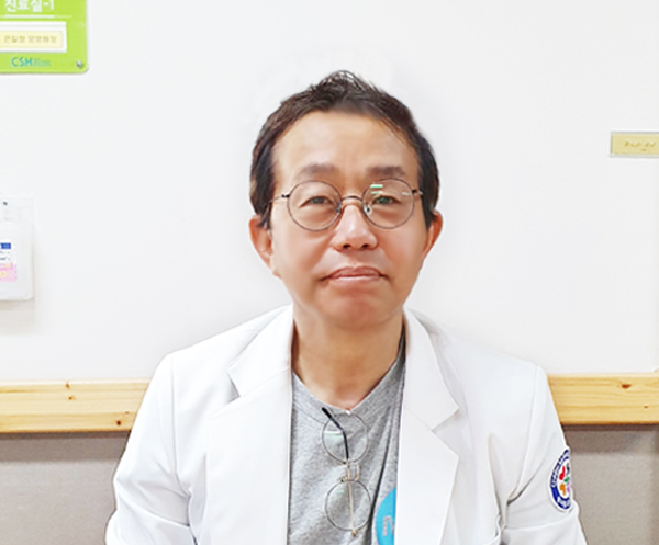 <div style="border: 1px solid #f2f2f2; margin:0px; padding:15px;background-color: #f7f7f7; text-align:left;"><h5 style="text-align: left;"><strong>은길창 원장&nbsp;</strong></h5><br> <p>전북대학교 의과대학 졸업<br>가정의학과 전문의<br>익산 목천 우석병원장<br>경기도립노인전문 평택병원 과장<br></p> <br><br><br></div>