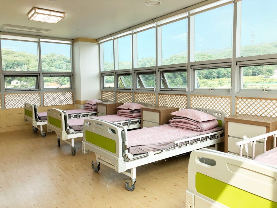 <h3 style="text-align:center";><b>시설 안내</b></h3>