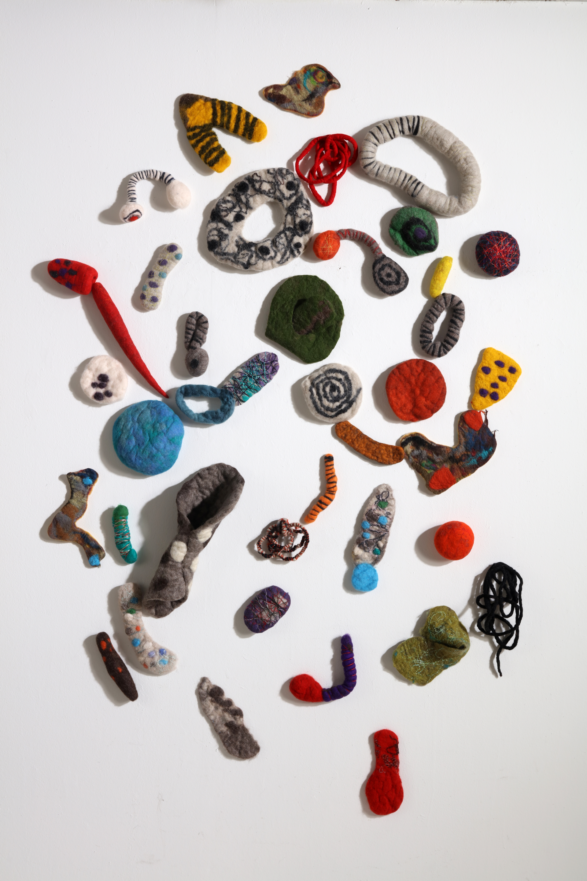 "산으로부터 오는 노래" / 110x200cm / 양모(wool),실(threads, yarn) / Hand-made Felt / 2017
