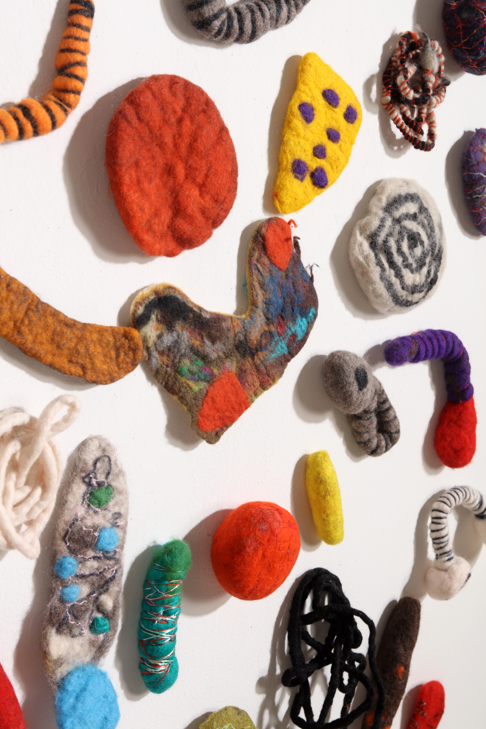 "산으로부터 오는 노래" / 110x200cm / 양모(wool),실(threads, yarn) / Hand-made Felt / 2017