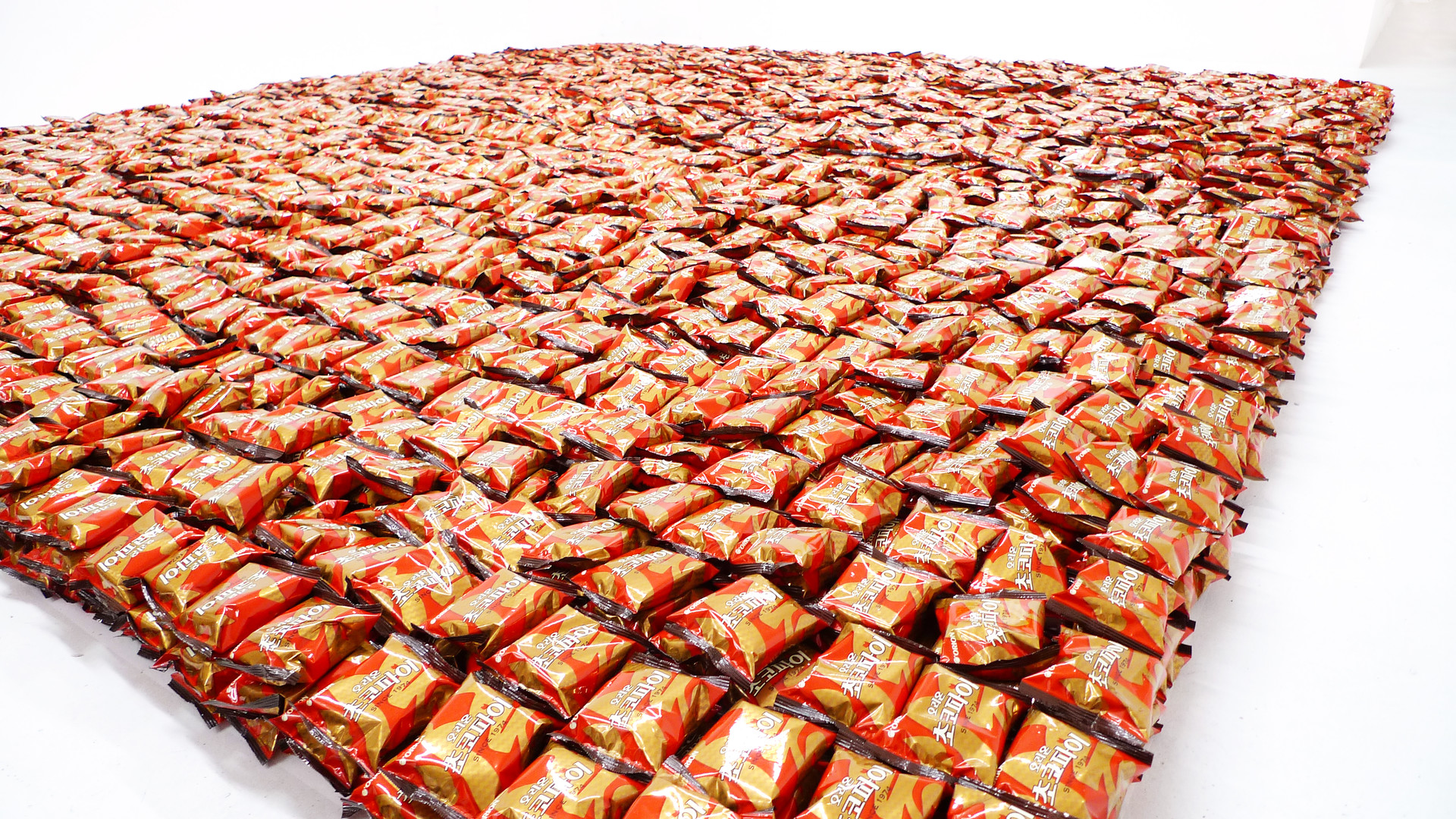 Eat Chocopie Together, 10,000 Chocopies for the audience to eat, Ethan Cohen Gallery in New York in 2014. </br> (Photo courtesy by the artist and Ethan Cohen Gallery)