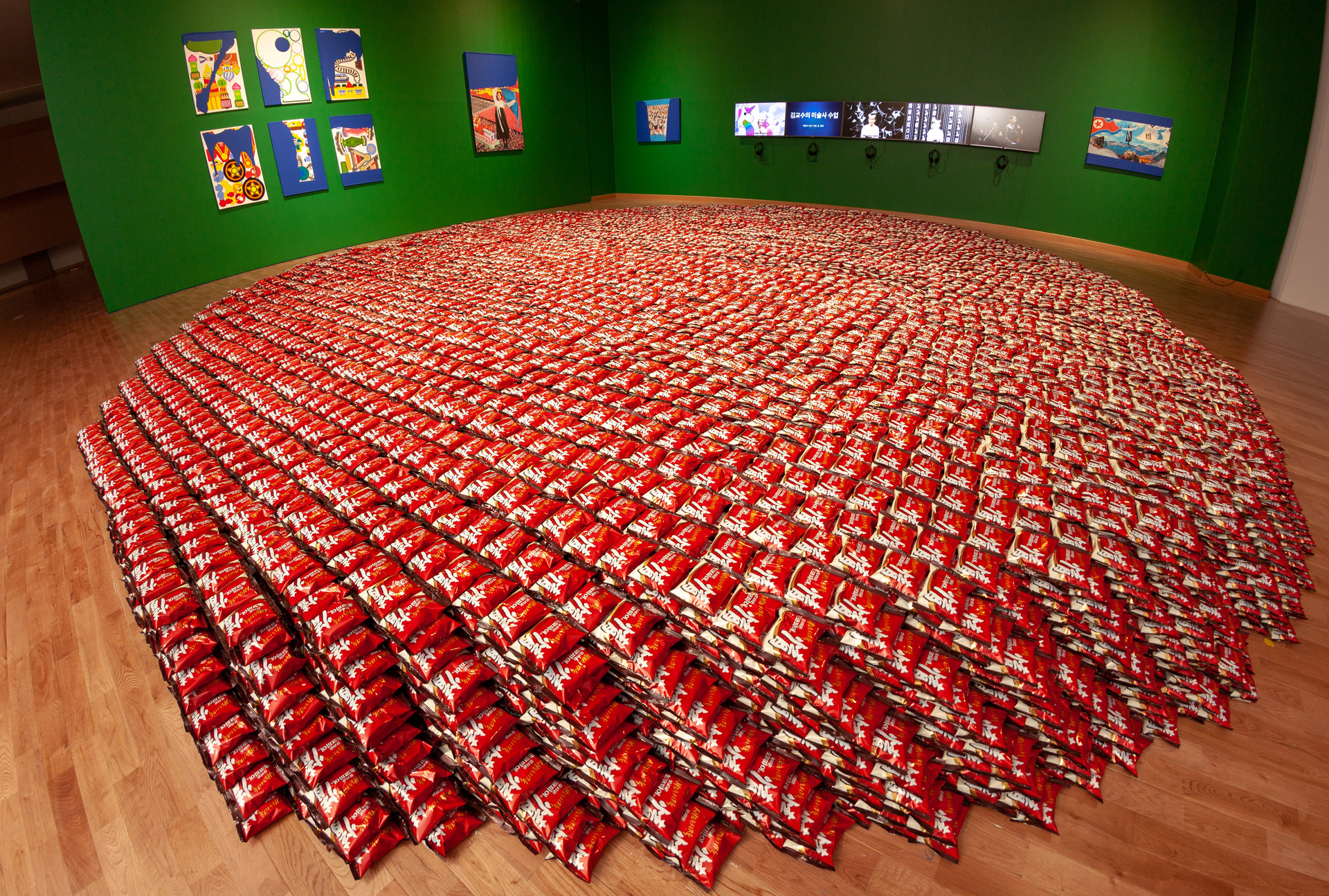 Eat Chocopie Together, 100,000 Chocopies for the audience to eat, Busan Biennale 2018, Busan, Korea in 2018. </br> (Photo courtesy by the artist and Busan Biennale 2018)