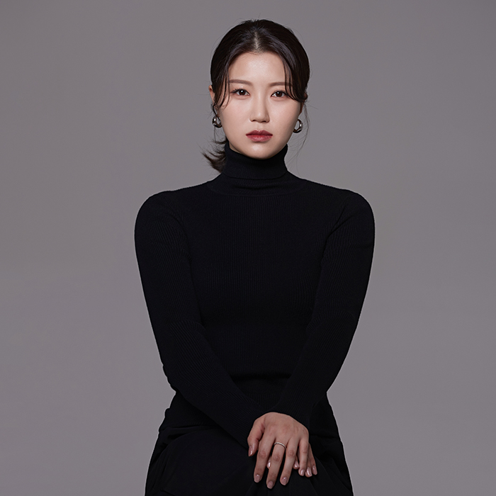 시흥/인천 직영점<br>Scalp Designer<br>그레이시티 본점 팜므 기술 원장<br>NEWME STUDIO 원장 역임<br><br>순수미술 전공<br>Graycity Bald head Design /<br>Scalp Micro Pigmentation 자격 수료<br>그레이시티 전 과정 수석 수료<br>그레이시티 마스터 과정 수료<br>Graycity Academy 실습강사(현)