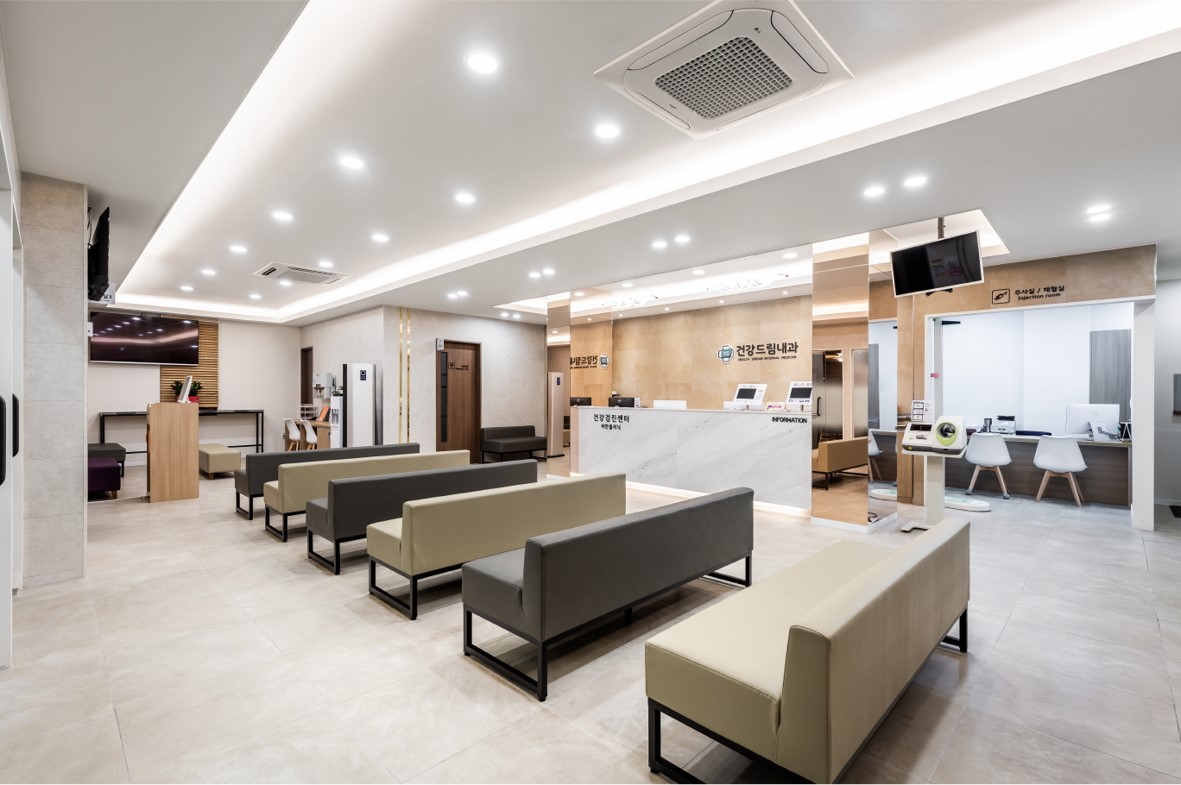 Health Dream clinic second-floor reception and waiting area