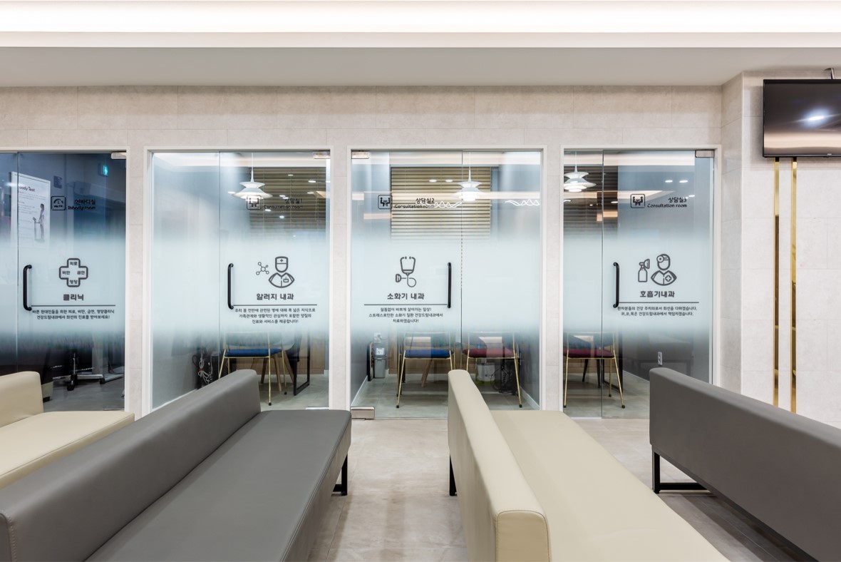 Health Dream clinic second-floor waiting area facing consultation-room doors