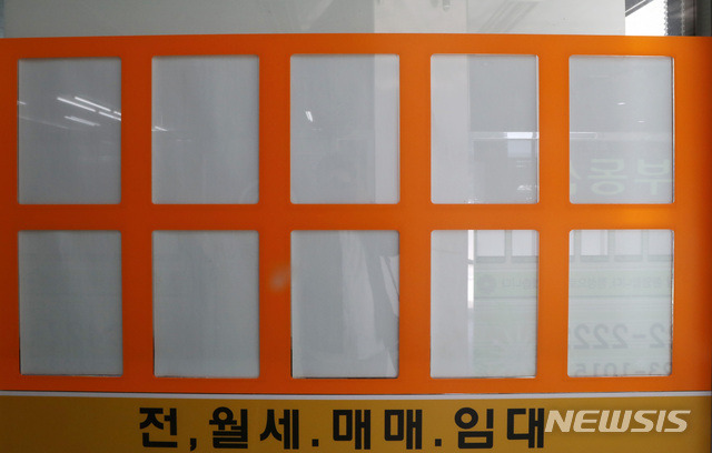 송파구 부동산의 텅.. 비어있는 매물 정보판 (출처: 뉴시스 기사)