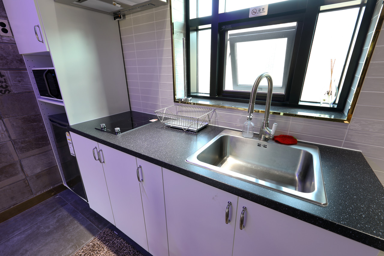 <b>인덕션+전자렌지+냉장고+씽크대</b>