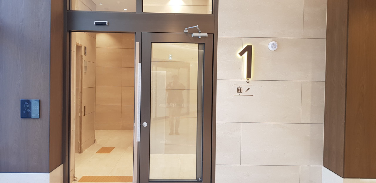 1호 라인은 2호와 3호와는 엘리베이터 입구를  별도로 갖고 있습니다.