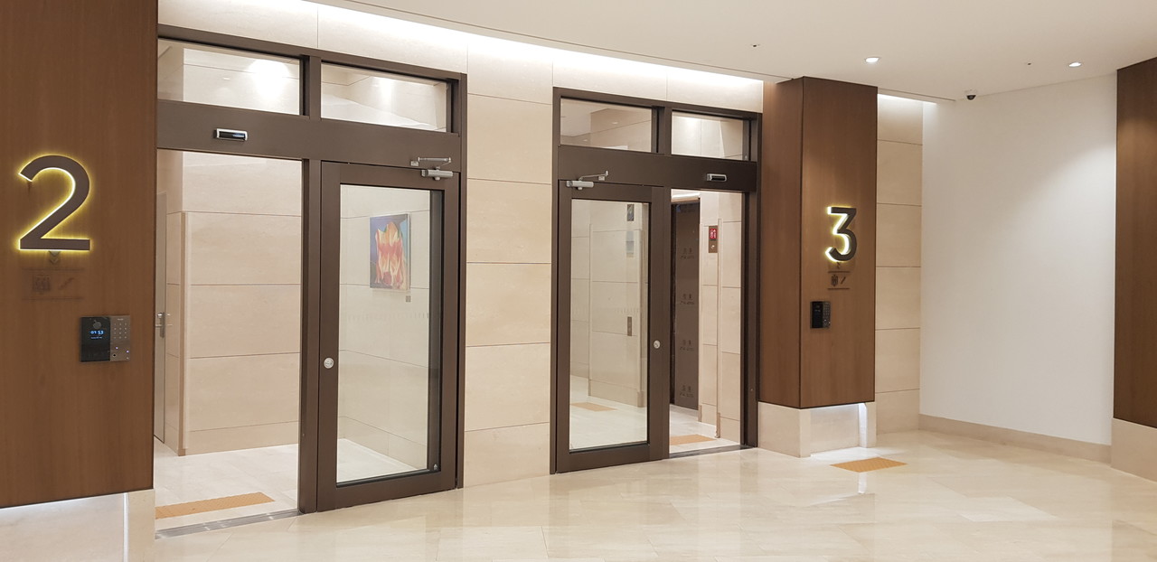 지하 로비층 2호 라인과 3호 라인의 엘리베이터 홀 입구<br> 더펜트하우스청담은 한개 층에 3가구씩 배치되어 있는 구조로 라인별 전용엘리베이터를 사용합니다.
