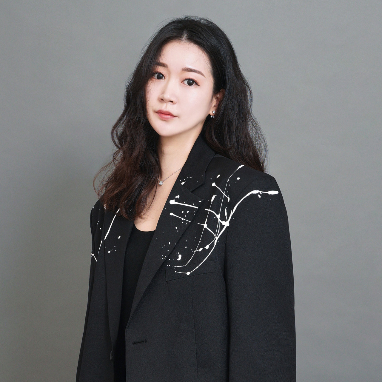 수원 협업점<br>Scalp Designer<br>VIVI 원장<br><br>피부미용학 전공 <br>미용사 종합면허증 보유 <br>간호 조무사 자격증 보유 <br>샵마스터 1급 자격증 보유 <br>서비스(CS)강사 1급 자격증 보유 <br>교원 자격증 (실기교사 자격증)보유 <br>용인노동복지일자리센터 고용노동부 평가 <br>최우수등급 및 전국 우수사례선정 기여 공로상 수상 <br>용인시 여성 사회참여 확대기여 양성평등수상 기여 공로패 수상 <br>Graycity Bald head Design / <br>Scalp Micro Pigmentation 자격 수료