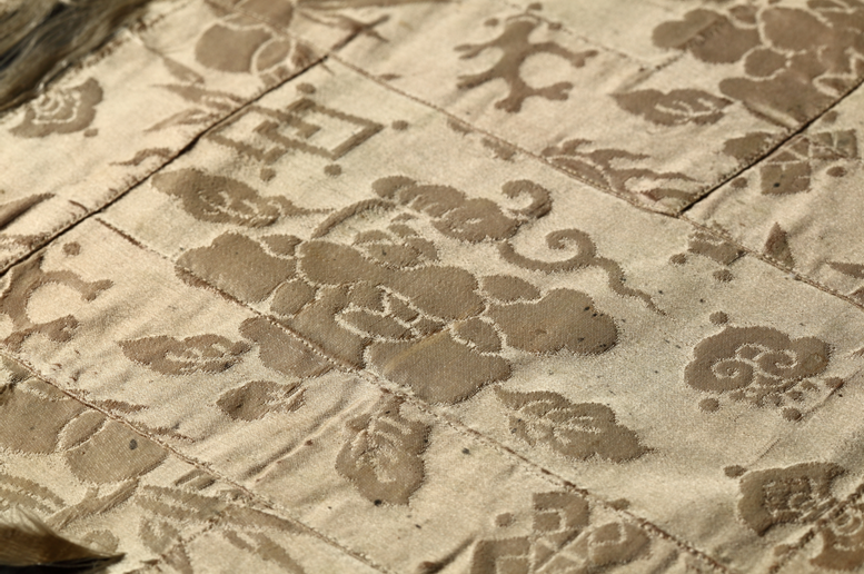 Details: Flower and treasure patterns embroidered on the robe.