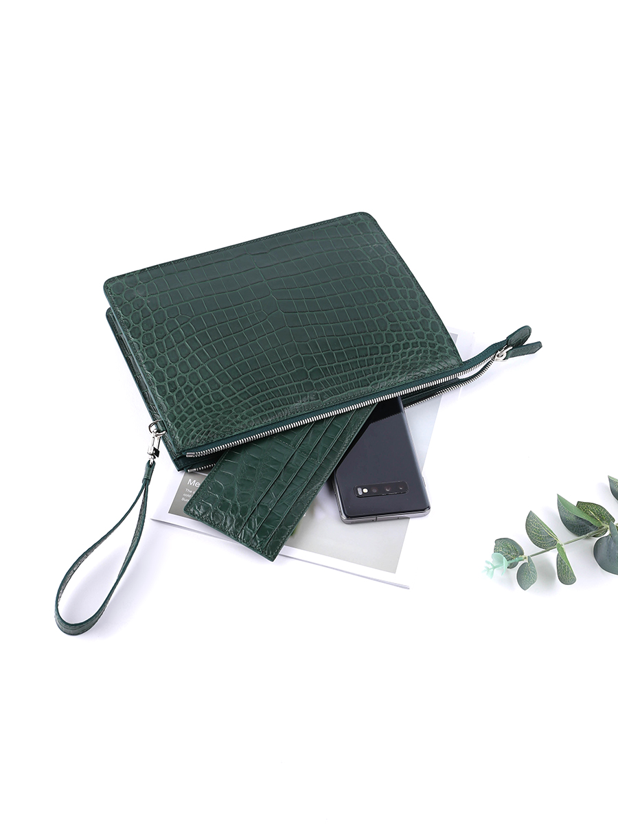 <h6 style="line-height:0.8;">CLUTCH</h6>  <p style="font-size:13px;"><u>shop now</u></p>