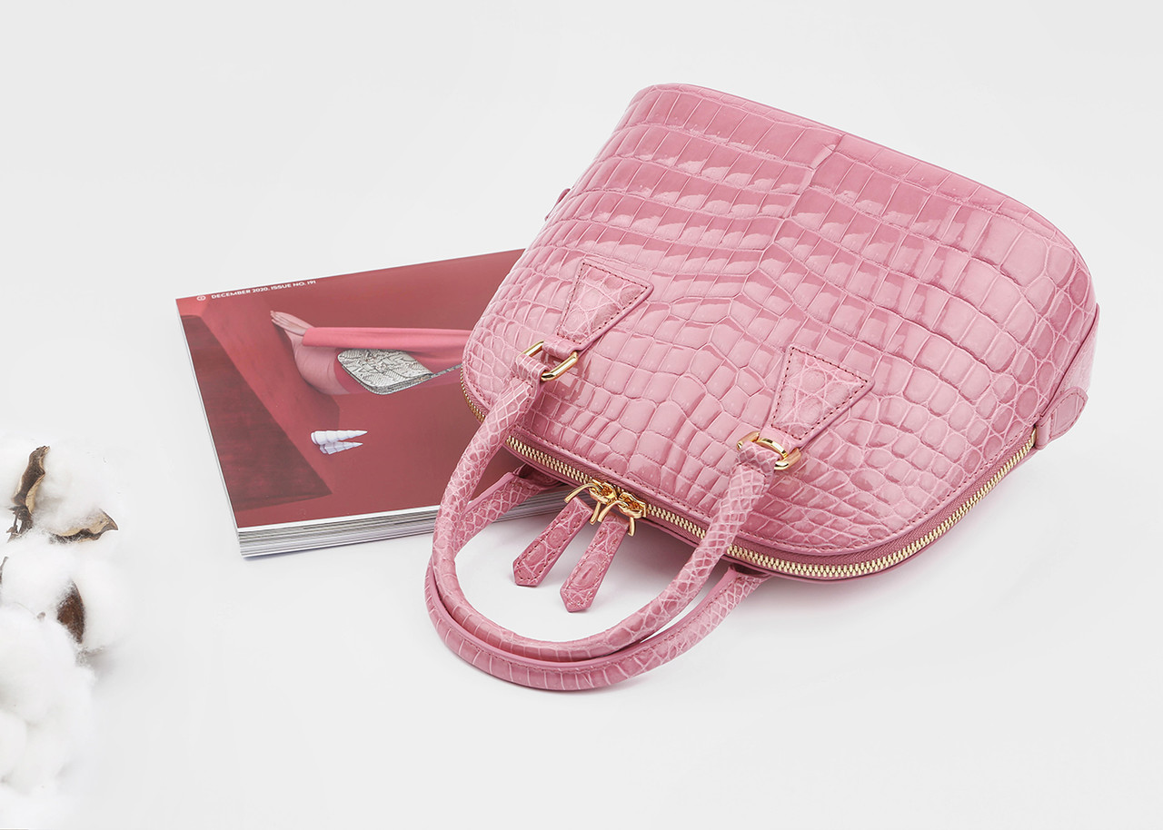 <h6 style="line-height:0.8;">TOTE</h6><p style="font-size:13px;"><u>shop now</u></p>