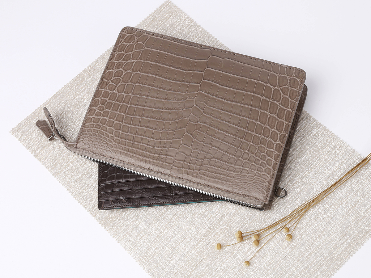 <h5 style="line-height:1.0; font-size: 20px; text-align: center;">CLUTCH<br></h5><p style="font-size:16px; text-align: center;"><u>shop now</u></p>