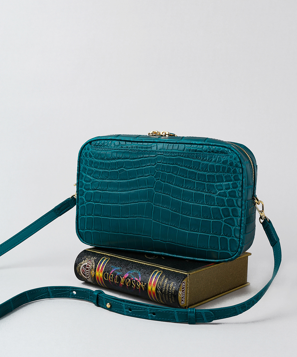 <h5 style="line-height:1.0; font-size: 20px; text-align: center;">CROSS<br></h5><p style="font-size:16px; text-align: center;"><u>shop now</u></p>