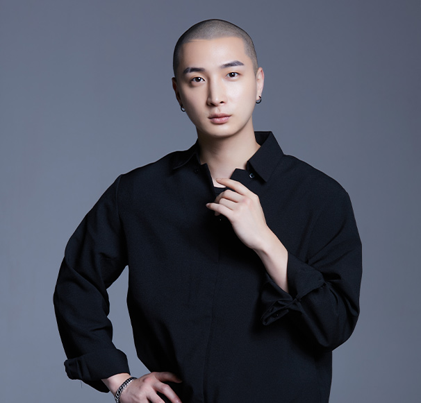 대구 직영점<br>Scalp Designer<br>Eddy 원장<br><br>그레이시티 스칼프 이태원 본점 원장(현)<br>Graycity Bald head Design /<br>Scalp Micro Pigmentation 자격 수료<br>D-black academy 전과정 수료<br>그레이시티 제너럴 매니저(현)<br>그레이시티 스칼프 SMP finisher(현)<br>그레이시티 아카데미 데모 교육 원장(현)<br>그레이시티 마스터과정 수료<br>그레이시티 본사 Starter과정 이수<br>그레이시티 본사 finisher과정 이수<br>