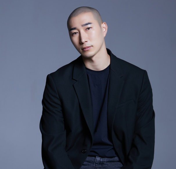 광주 직영점<br>Scalp Designer<br>Dustin원장<br><br>Graycity Bald head Design /<br>Scalp Micro Pigmentation 자격 수료<br>그레이시티 프랜차이즈 매니저(현)<br>그레이시티 스칼프 SMP finisher(현)<br>그레이시티 아카데미 실습 강사(현)<br>그레이시티 마스터과정 수료<br>그레이시티 본사 Starter과정 이수<br>그레이시티 본사 finisher과정 이수<br>육상 국가대표 상비군 출신(전)<br>파주시청 육상 경기부(전)