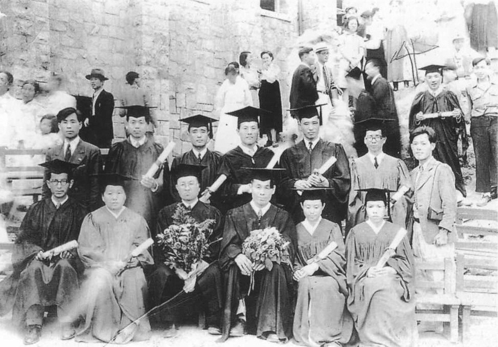 <span style="font-size: 16px;">1950 Graduation ceremony of the Presbyterian Church of Korea Theological Seminary<br>(third from the left of the back row)</span>
