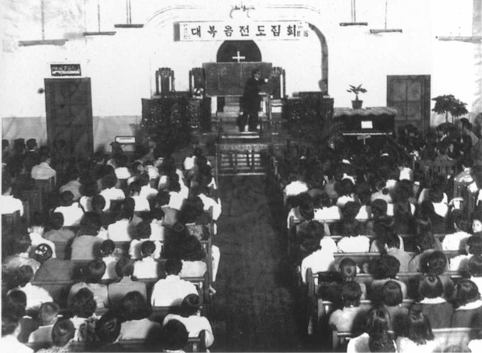 <span style="font-size: 16px;">In the 1960s, I was invited as a lecturer of the revival service of the general church and conveyed the path of being born again.</span>
