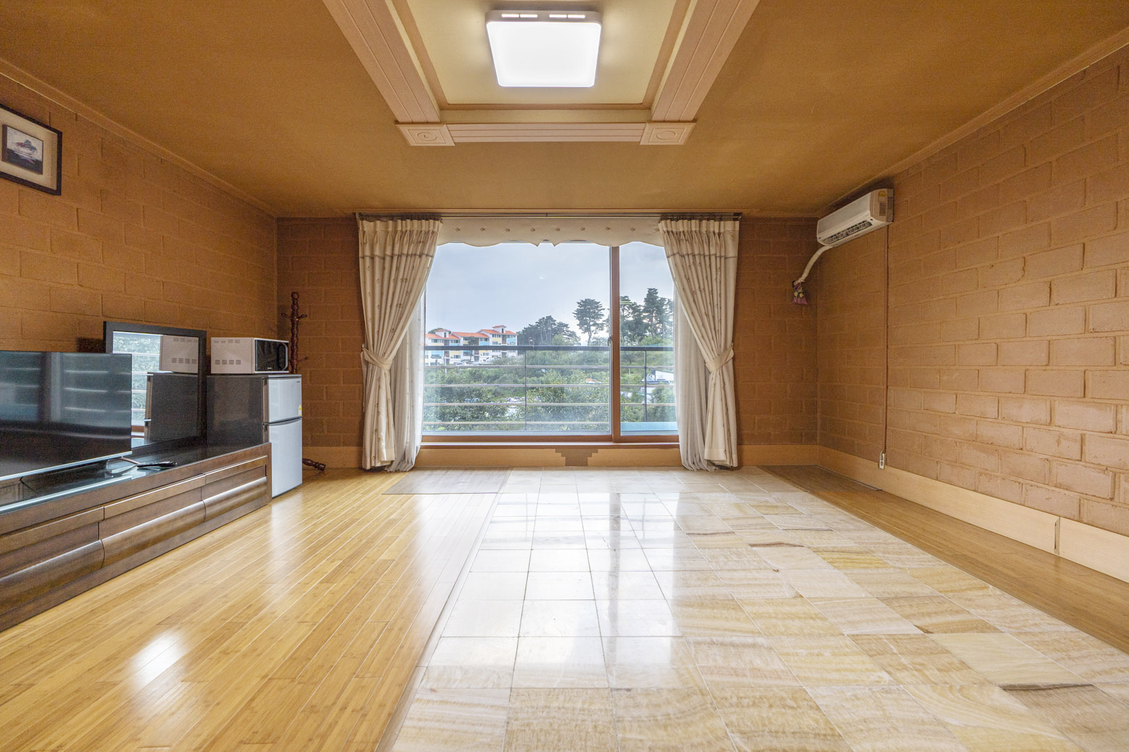 # 오죽<br>원룸형_온돌(옥돌)룸/화장실<br><br> + 보러가기