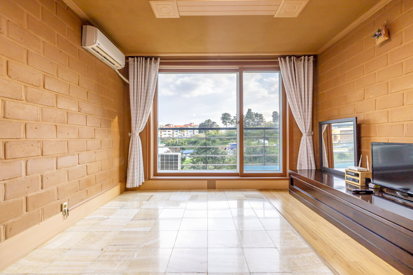 # 담죽<br>원룸형_온돌(옥돌)룸/화장실<br><br> + 보러가기