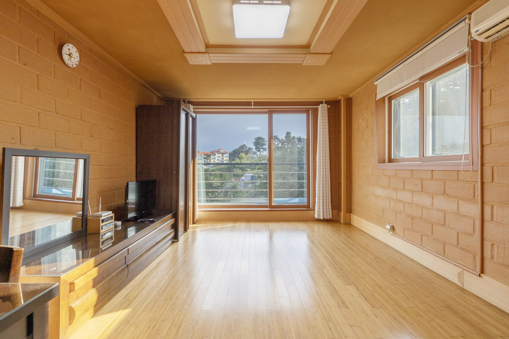 # 산죽<br>원룸형_온돌룸/화장실<br><br> + 보러가기