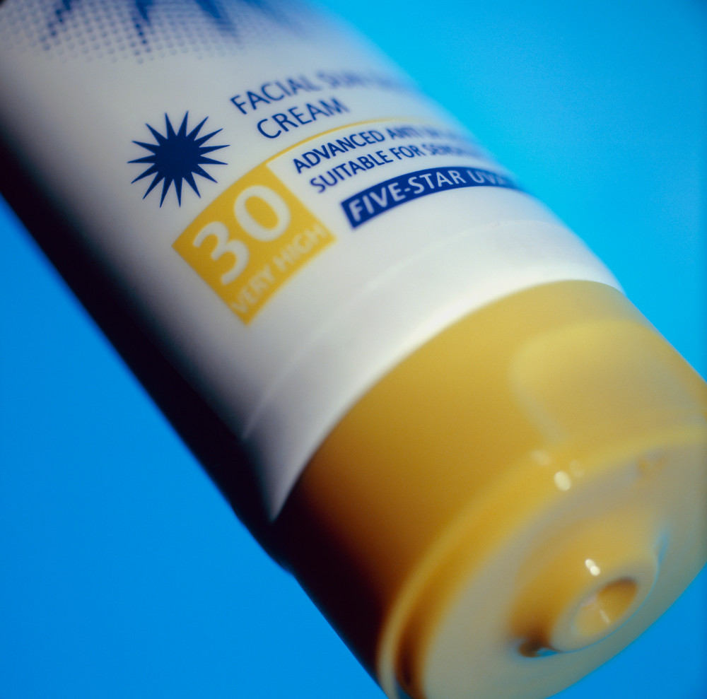 치료 기간 동안에는 강한 햇빛 노출을 피하고<br> 외출 시 자외선 차단에 주의합니다.