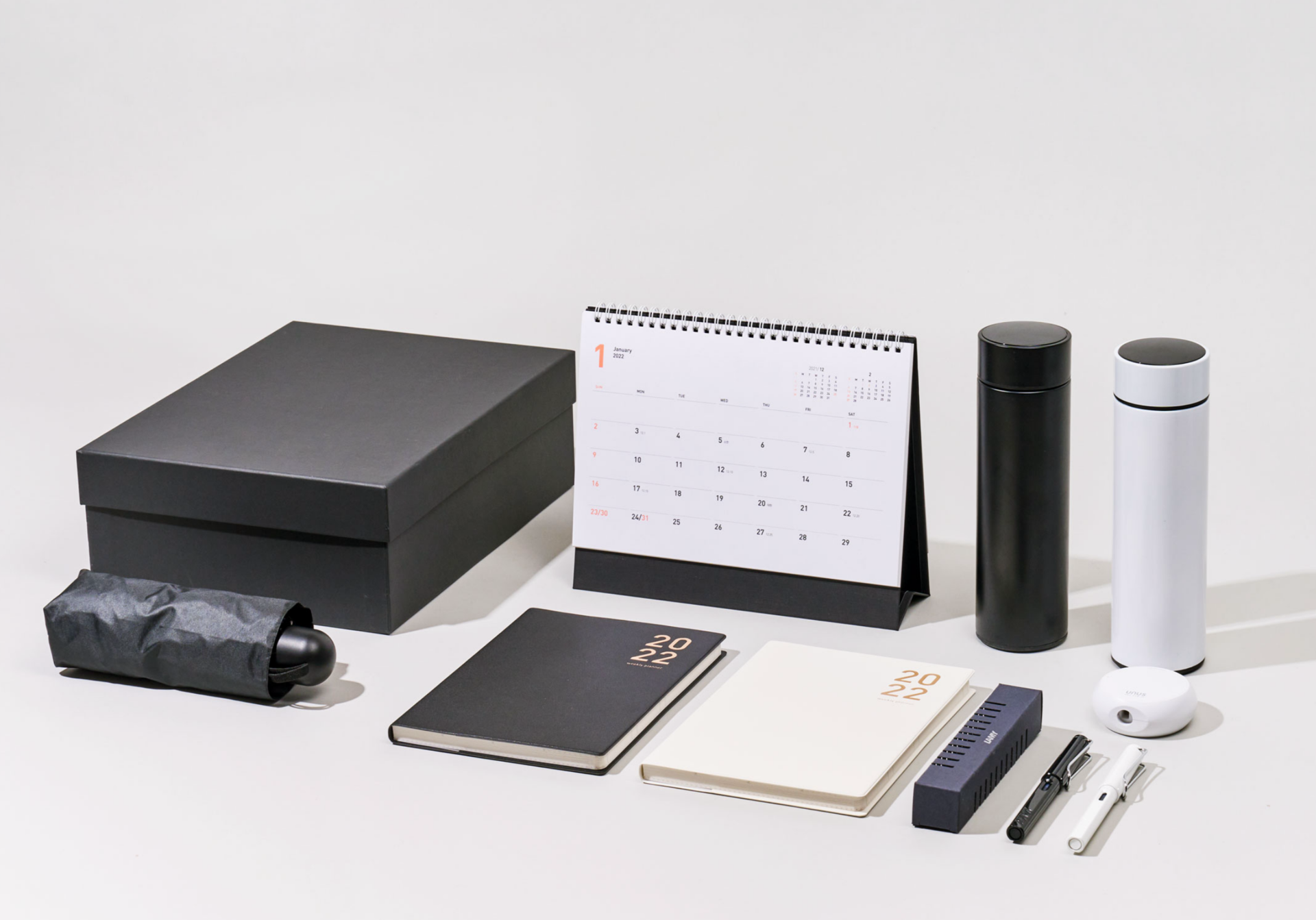 <table style="width: 100%;"> 	<tbody> 		<tr> 			<td style="width: 50.0000%;">  				<h4> 					<br> 				</h4>  				<h4><span style="font-size: 16px;">                올인원 키트</span></h4>  				<h4><span style="font-weight: 800; font-size: 48px;">     ALL IN ONE KIT</span></h4> 				<br> 			</td> 			<td style="width: 50.0000%;"> 				<br> 				<br> 				<br> 				<br>  				<h4 style="text-align: right;"><span style="font-weight: 600; font-size: 30px; color: rgb(255, 255, 255);">신규 입사자를 위한 최고의 키트 </span><span style="font-weight: 600; font-size: 30px; color: rgb(179, 163, 136);">      </span></h4> 				<br> 			</td> 		</tr> 	</tbody> </table>