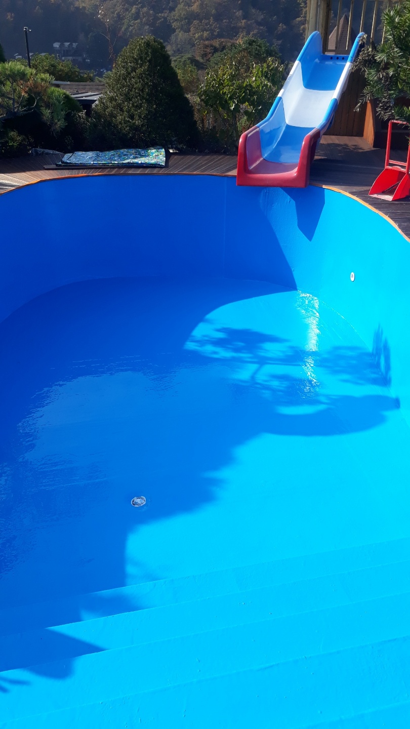 Hot water swimming pool