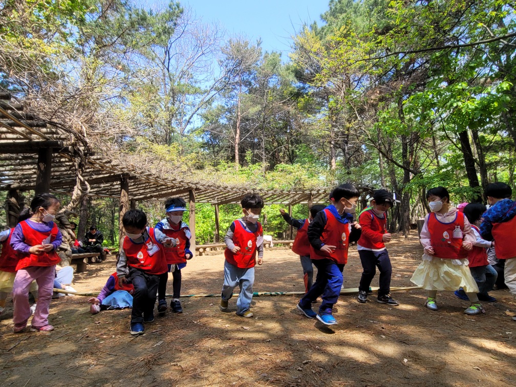 <p style="margin-left:10px;">놀이에서 감각을 사용한다. 마음껏 움직인다. 몸을 안전하게 움직이며 보호한다.</p><h5 style="margin-left:10px">몸을 움직인다.</h5>