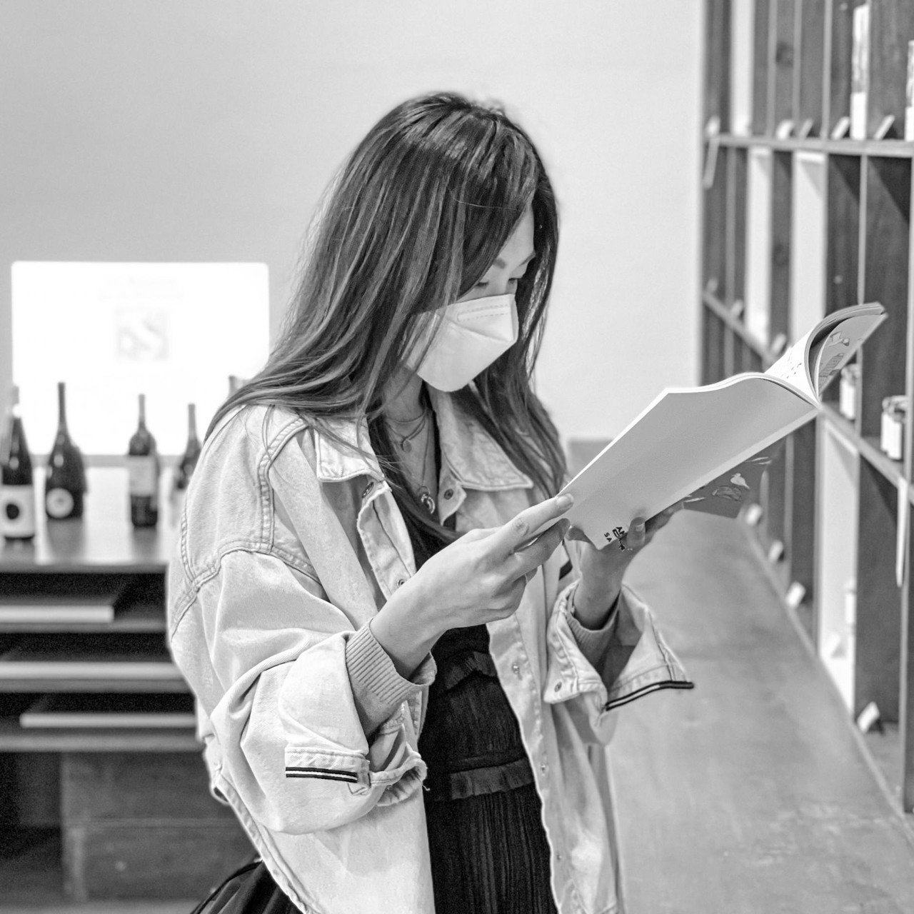 그래픽 디자이너 신다연님은 디자인 스튜디오 DAPE를 운영하고 있습니다. 브랜딩, 패키지, 전시 등 다양한 그래픽 작업을 합니다. 