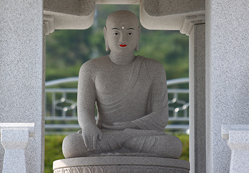 頭を剃った仏陀様と