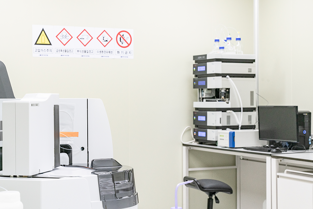 <P><span style="font-size: 20px;"><strong>개발</strong></span> 	<br><span style="font-size: 20px;"><strong><br></strong></span></p>  <p style="line-height: 2;">&bull; 수처리(탄소원, 과수분해제 등) 약품개발 및 관리 		<br>&bull; 미생물 발효법에 의한 Catalase 효소 생산 <br>공정기술 자체 확립  	<br>&bull; 질산화 미생물(Nitrosomonas, Nitrobacter 등)<br> 전문화 연구 </p>