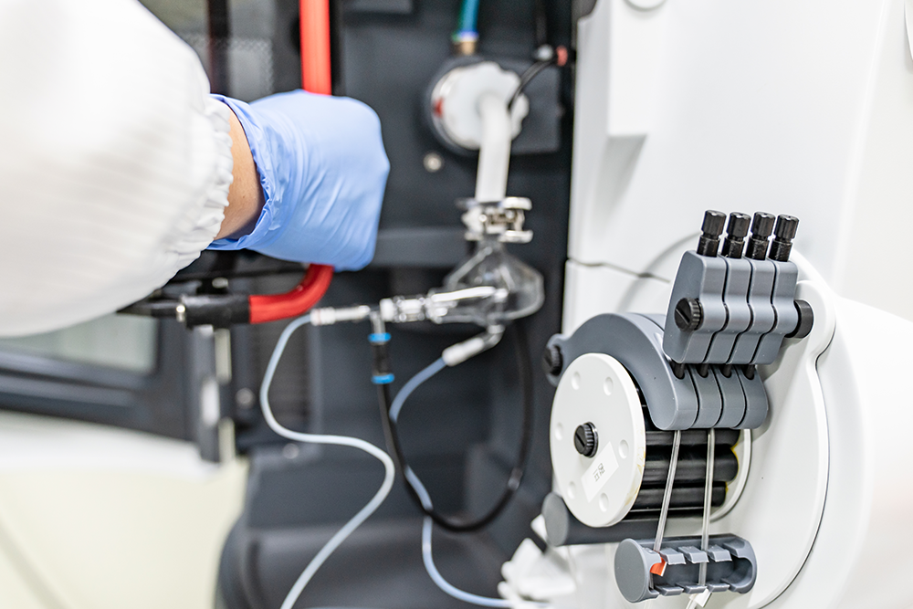 <p><span style="font-size: 20px;"><strong>분석</strong></span> 	<br><span style="font-size: 20px;"><strong><br></strong></span></p>  <p style="line-height: 2;">&bull; 유기물&middot;무기물&middot;중금속 다양한 분석기기 활용 <br>보유장비(ICP-OES, IC, HPLC, NGS, TOC, UV 등)</p>