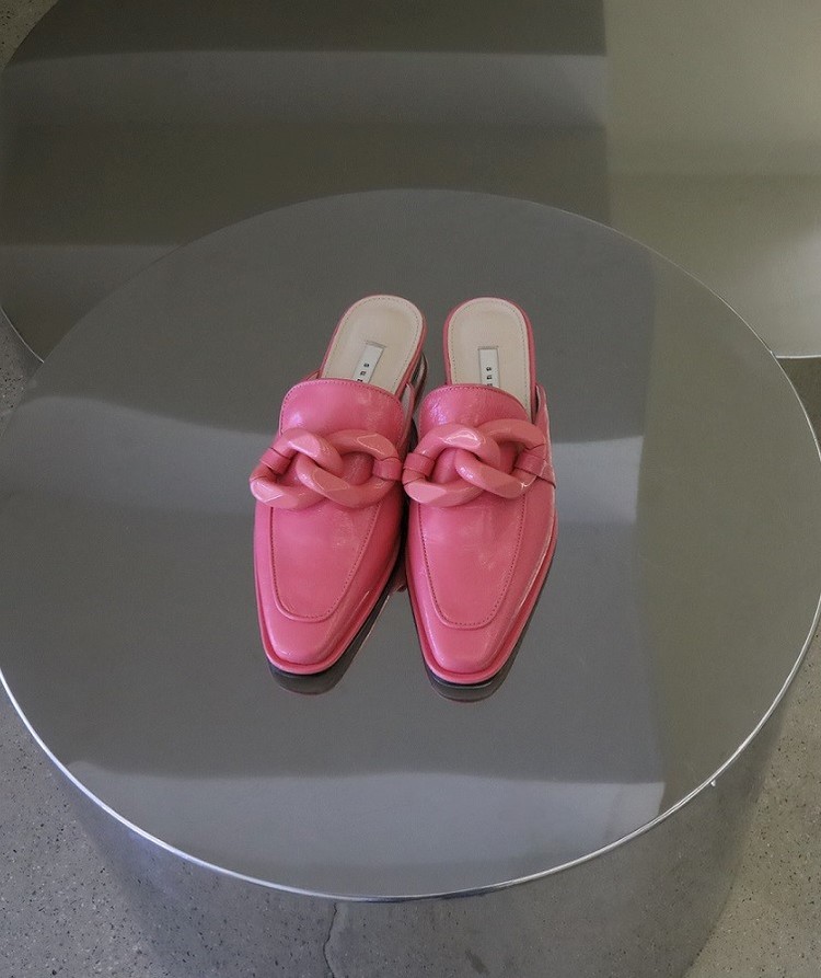 Moschino(모스키노) 뮬 – 디자이너 브랜드 – 파페치 Love Chain Loafer Mule < S22009 > 러브 체인 로퍼 뮬 1.5Cm Cr : 써머 서울 – 디자이너 슈즈” style=”width:100%” title=”Love Chain Loafer Mule < S22009 > 러브 체인 로퍼 뮬 1.5cm CR : 써머 서울 – 디자이너 슈즈”><figcaption>Love Chain Loafer Mule < S22009 > 러브 체인 로퍼 뮬 1.5Cm Cr : 써머 서울 – 디자이너 슈즈</figcaption></figure>
<figure><img decoding=